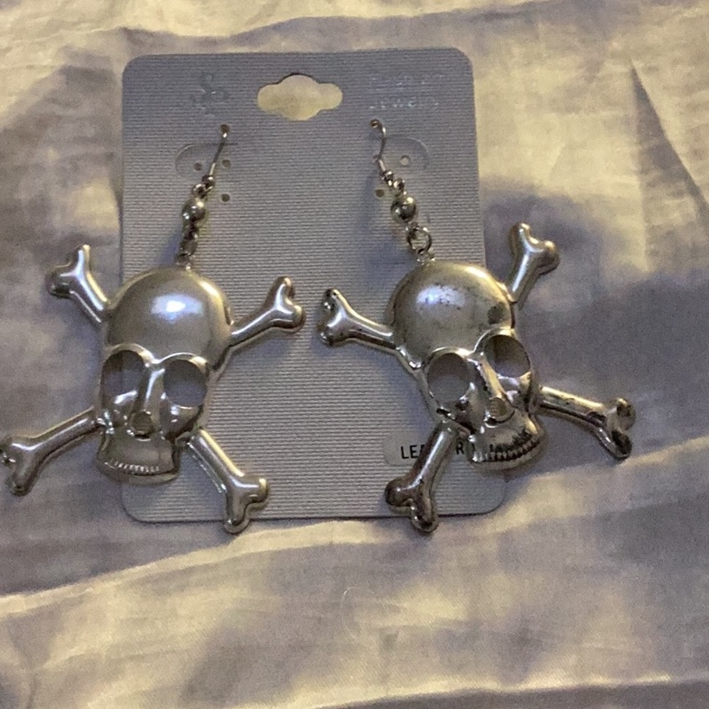 👻NWT Skelton Hanging Pierced Earrings Brand New Closet Must Have 👻